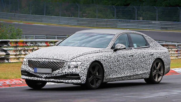 Genesis g80,Genesis gv80. Аналогии с предшественником проводить трудно — перед нами совсем другой автомобиль. Маскировка всё ещё обманывает по мелочам: скрывает рельеф капота, визуально утяжеляет V-образную перемычку под номерным знаком. На тёмный колёсный диск можно не обращать внимания — это ничего не значит.