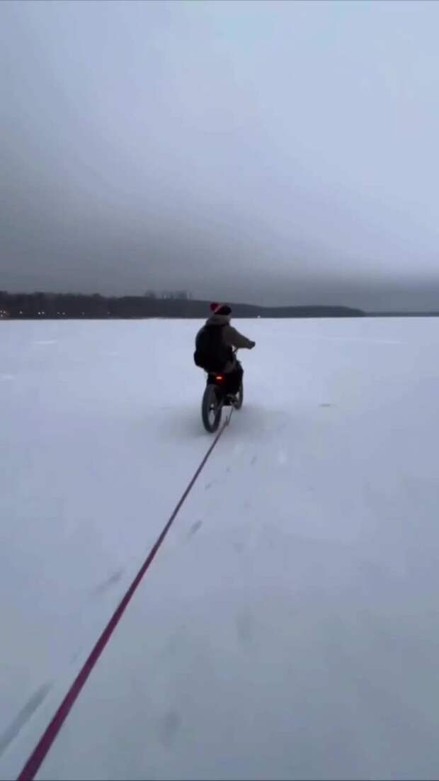 Подмосковные смельчаки устроили экстремальные покатушки по льду озера Сенеж на электробайке и диване