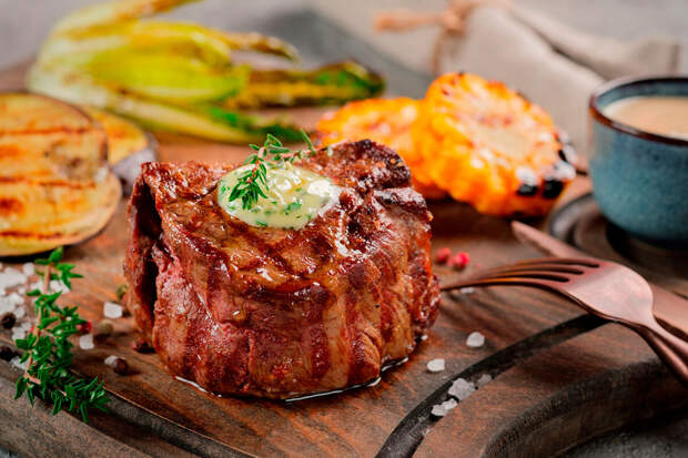 CBS News: стейки и лобстеров с сорванного ужина с Трампом передали в приюты