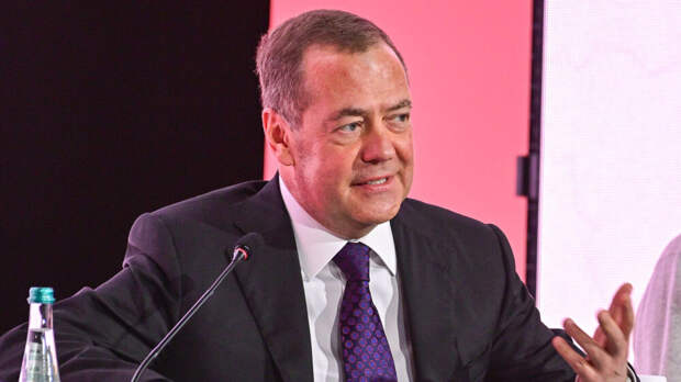 Медведев рассказал, что работал дворником, когда было мало денег