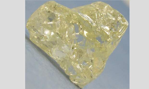 В Архангельской области на месторождении имени Ломоносова добыли алмаз в форме сердечка