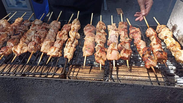 Гурманы в России предпочитают мариновать шашлык с луком и уксусом