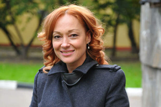 Среди вернувшихся на рейсе из ОАЭ в Россию оказалась звезда "Глухаря" Тарасова