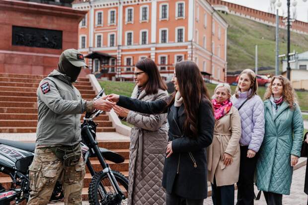 Участники программ «Женское лидерство» и «Герои. Нижегородская область» передали мотоцикл в зону СВО