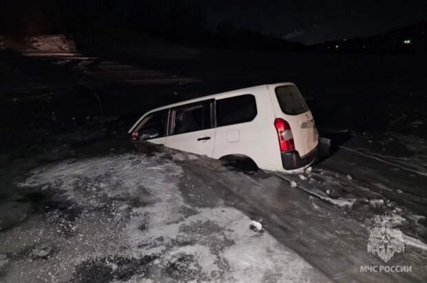 Россиянам рассказали, как спастись из тонущей машины