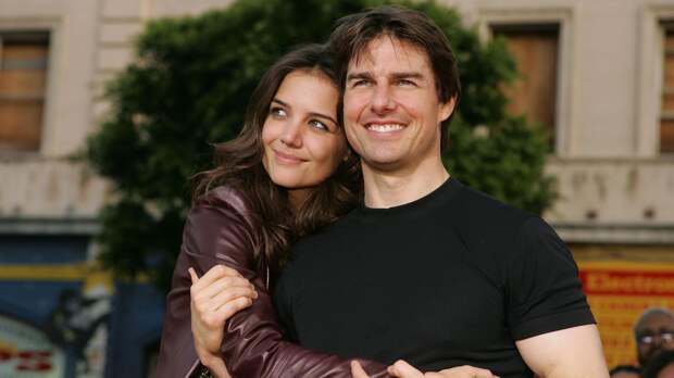 19-летняя дочь Тома Круза прогулялась по Нью-Йорку с матерью: редкие фото