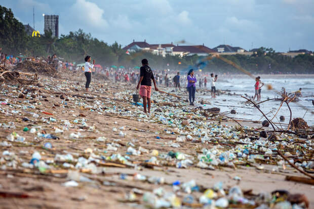 Пластиковый пляж на Бали