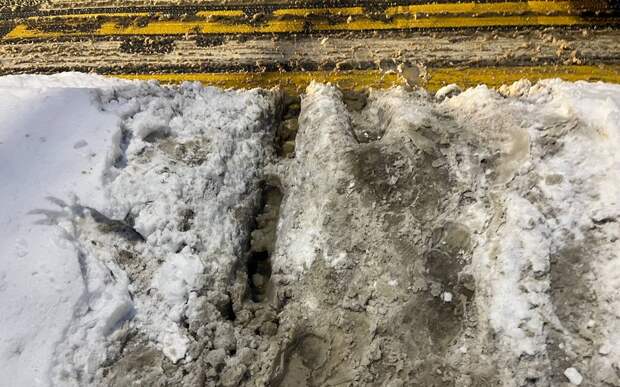 Рязанцы продолжают жаловаться на сугробы во дворах и у переходов