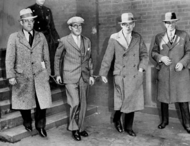 Момент ареста джентльмена-взломщика Артура Бэрри