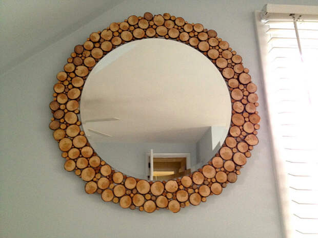 Украшение зеркала деревянными спилами.