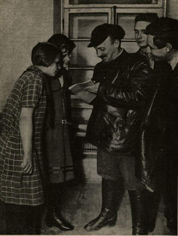 Николай Бухарин даёт обещание пионерам бросить курить. 1928 год. история, факты, фото