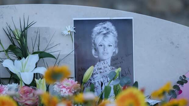 Единственный сын Брижит Бардо, которого она называла «опухолью» расплакался на ее похоронах