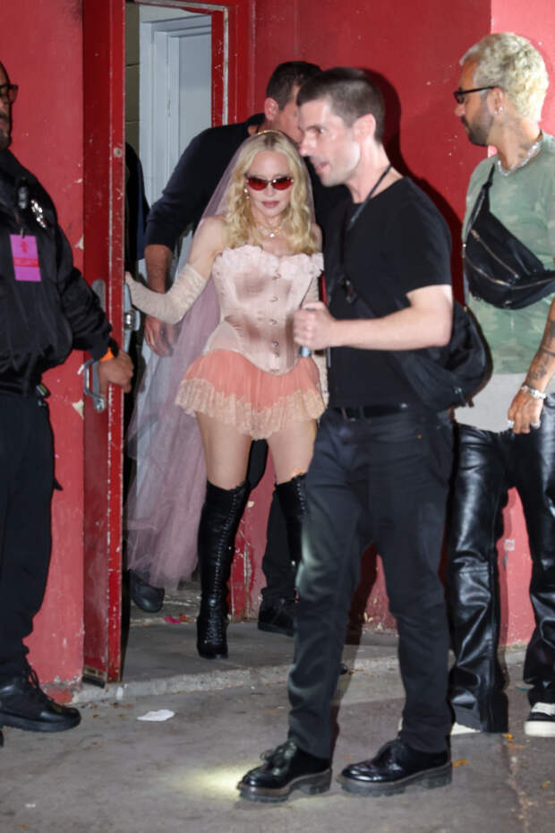 67-летняя Мадонна в откровенном наряде вышла в свет с 29-летним возлюбленным