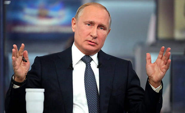 Президент РФ Владимир Путин отвечает на вопросы россиян во время ежегодной специальной программы "Прямая линия с Владимиром Путиным". 7 июня 2018