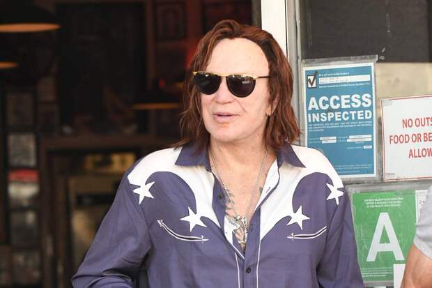 73-летнего Микки Рурка сняли в закусочной с окрашенными в рыжий цвет волосами