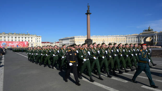 Парад Победы на Дворцовой площади Петербурга