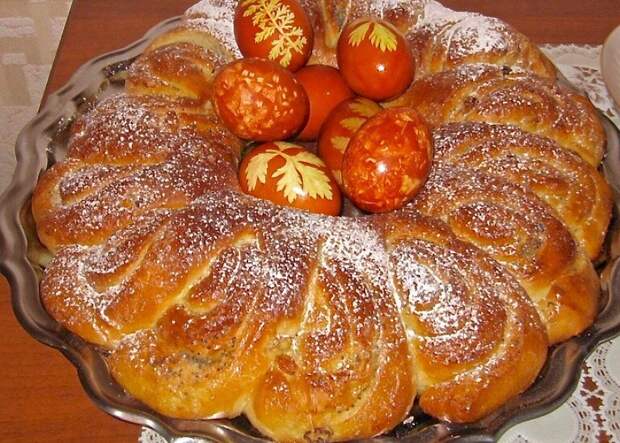 Венок с маком и орехами.