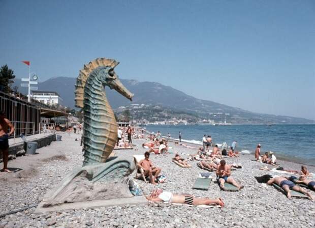 Скульптура морского конька как будто наблюдает за порядком на пляже– такой вот советский ландшафтный дизайн.