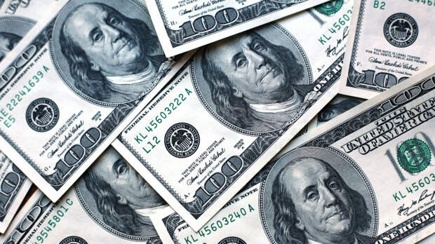 «Не хочешь вернуть деньги?» — В Москве подросток выбросил в окно 40 тысяч долларов