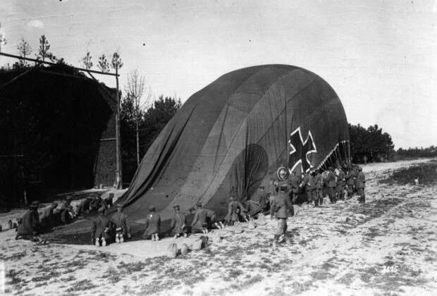 3. Запуск немецкого аэростата, 1914 3. Запуск немецкого аэростата, 1914 война, война в воздухе, война в небе, вторая мировая война, исторические фото, первая мировая война