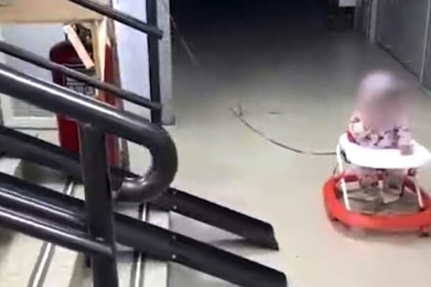 Mash: в одном из ТЦ Казани заметили годовалую девочку на привязи