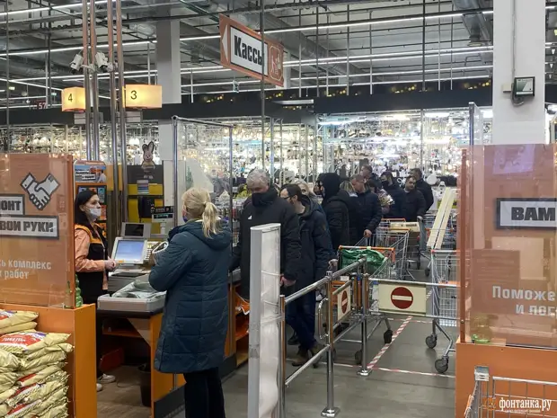 В петербургском ОБИ — очереди и неработающий сайт. Но покупателям говорят: все идет по плану