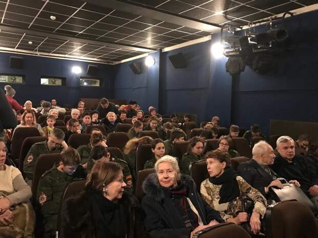 Партийцы Бабушкинского района организовали просмотр фильма «Т-34»