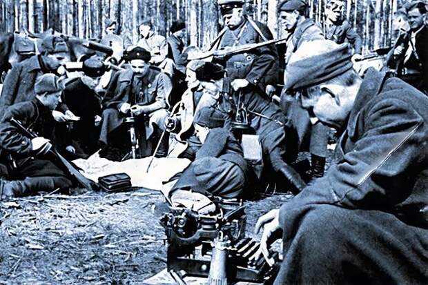 Штаб Сумского партизанского соединения планирует новую операцию. В центре фото у карты сидит командир соединения С. А. Ковпак.