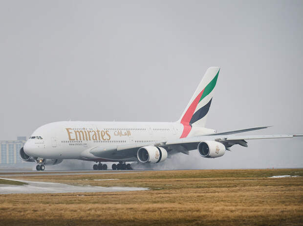 Аэропорт Дубая парализовало из-за попадания беспилотника в топливное хранилище