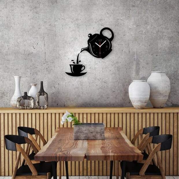 Забавные настенные кухонные часы, состоящие из заварочника, чая и чашечки.