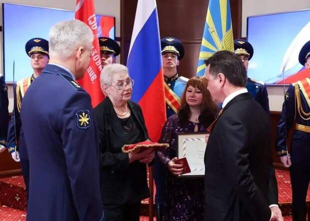 Тройной таран и потерянные документы: подмосковная семья получила звезду Героя за лётчика