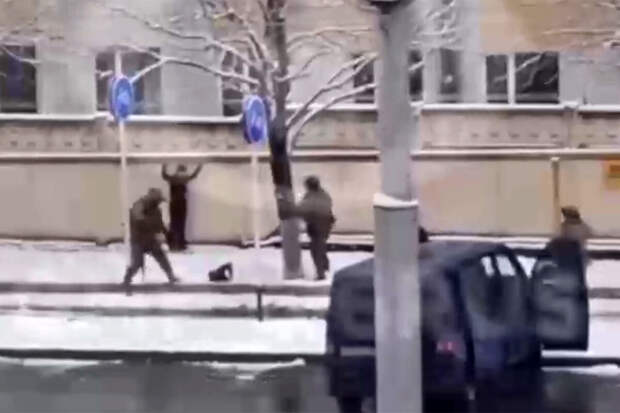 В Ставрополье на видео сняли задержание девушки, которая хотела взорвать авто офицера