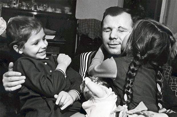 Юрий Гагарин с дочками. Фото: ТАСС
