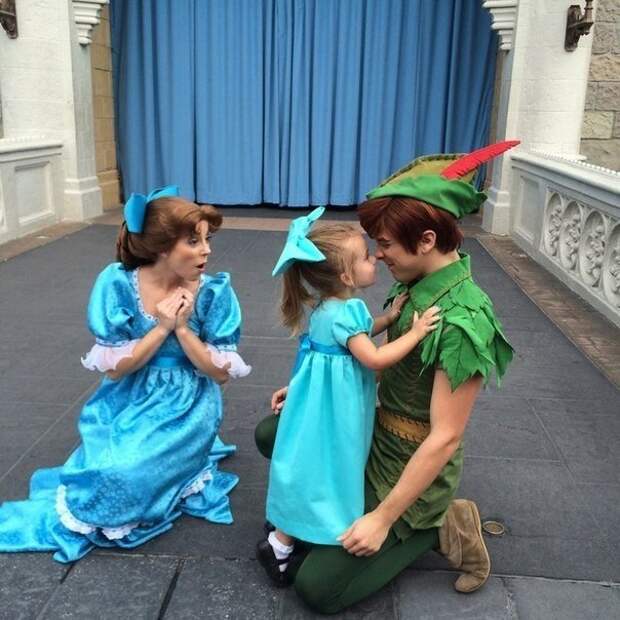 Мама шьет для дочки костюмчики для посещения Disney World Мама шьет для дочки костюмчики для посещения Disney World