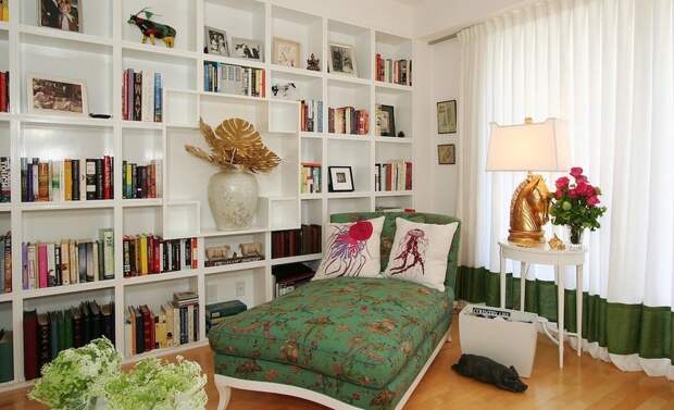 Гостиные со встроенными книжными шкафами: 20 примеров