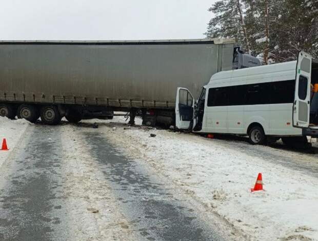 В Камешковском районе шесть человек пострадали в ДТП с автобусом и большегрузом
