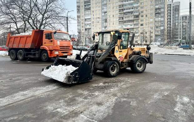 Более 200 тыс. кубометров снега вывезли с улиц Петербурга за прошлую неделю