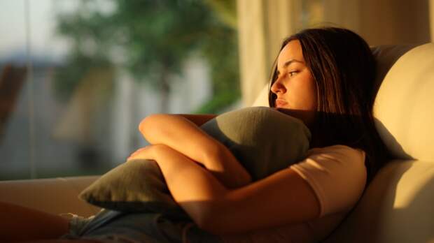 Психологи объяснили, откуда берется «закатная тревожность»