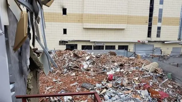 Тяжёлая техника начала снос ТЦ «Зимняя вишня» в Кемерове