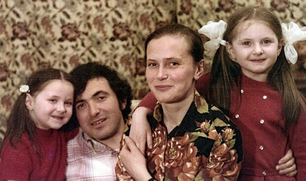 Борис Березовский с женой Ниной и дочерьми Катей и Лизой, 1977 год 