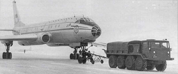 Первые советские авиалайнеры перемещали по аэродрому тяжелые тягачи МАЗ-535. | Фото: pikabu.ru.