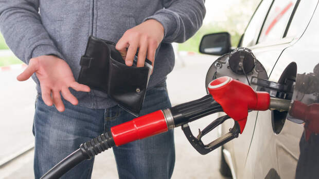 Доллар за литр: шокирующий прогноз стоимости бензина после НГ