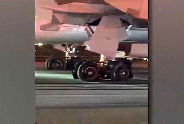 Самолет с 221 пассажиром жестко сел в США и повредил все шасси