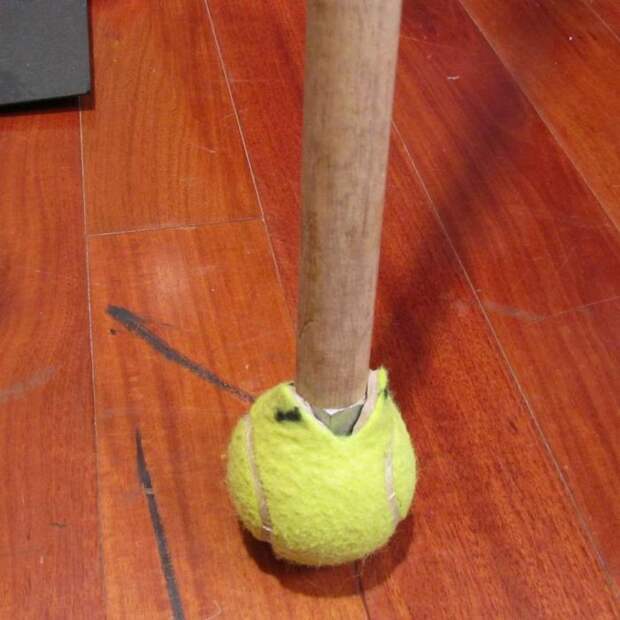 Если на полу есть потертости, исправить их поможет теннисный мяч. /Фото: i.pinimg.com