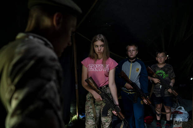 Детей Украины учат убивать в нацистских лагерях