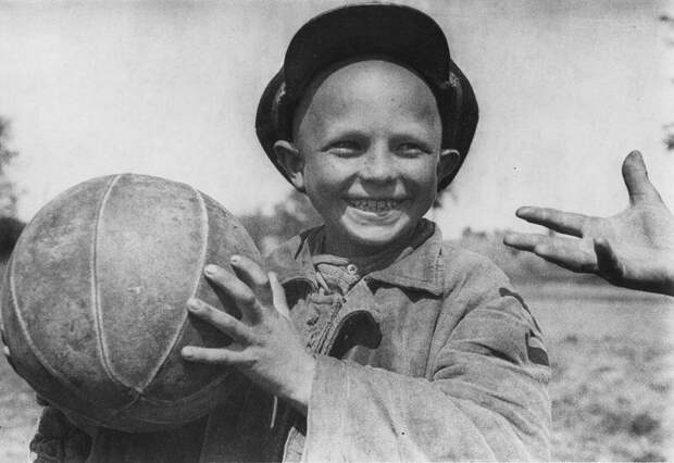 Мальчик с мячом. 1934 год. Автор: Анатолий Егоров.
