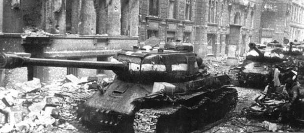 В кино такого не увидеть: зачем советские танкисты рисовали на башнях белые полосы
