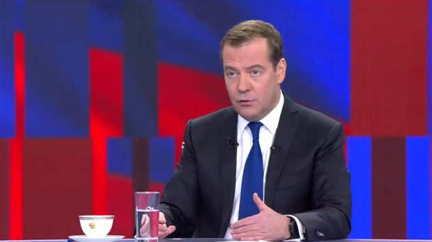 Ввести новую программы соцподдержки предложил Дмитрий Медведев