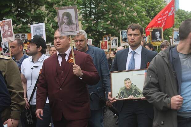 «Батя! Мы тебя не забудем!» Сотни портретов Александра Захарченко пронесли в Бессмертном полку в Донецке 2019