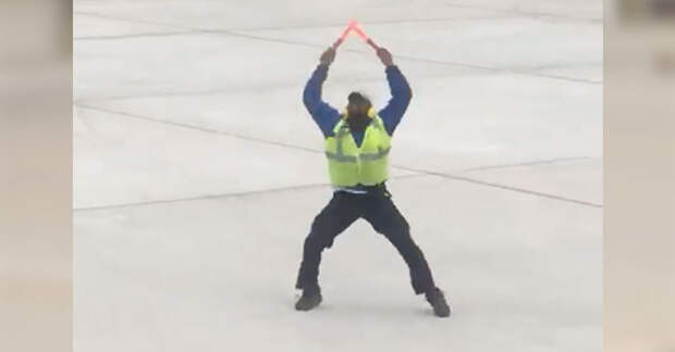 Работник аэропорта заставил хорошенько посмеяться всех пассажиров перед взлётом